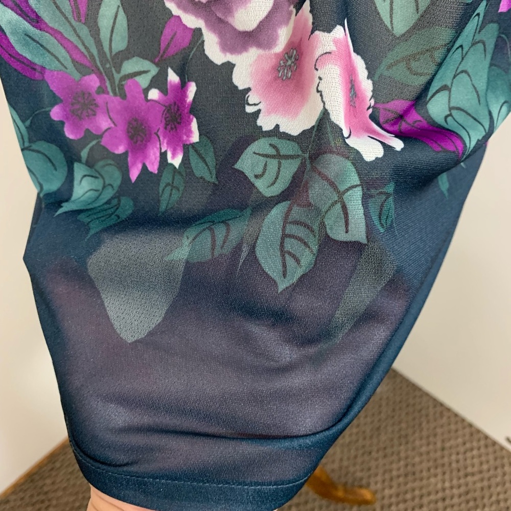 Women’s Sheer Flower Blouse - Picture 5 of 8